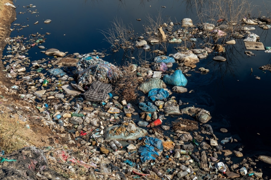 O lixo tem grande impacto ambiental na água e no solo, exigindo soluções eficazes de tratamento e descarte para proteger o meio ambiente.