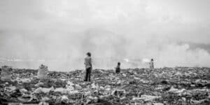 O que é racismo ambiental e como ele afeta comunidades vulneráveis no RS, destacando soluções para uma gestão ambiental justa e inclusiva.